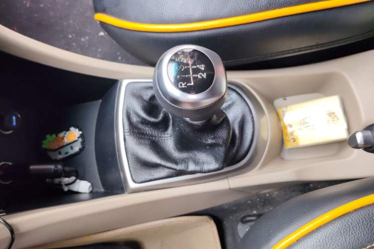 Used Hyundai Verna (older generation) 2014 1.4L Manual Smart GLS Trim Gear Lever