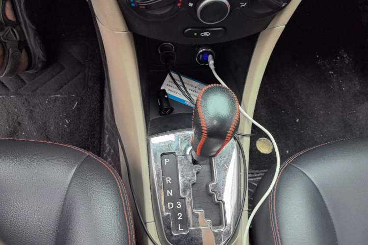 Used Hyundai Verna (older generation) 2014 1.4L Automatic Smart GLS Gear Lever