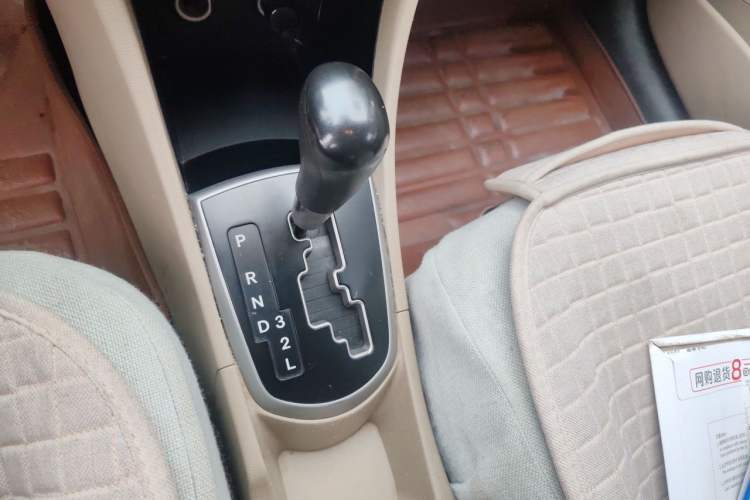Used Hyundai Verna (older generation) 2014 1.4L Automatic Smart GLS Gear Lever