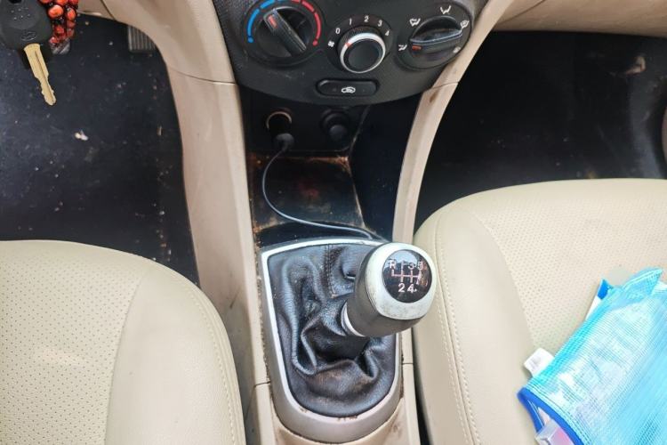Used Hyundai Verna (older generation) 2014 1.4L Manual Smart GLS Trim Gear Lever