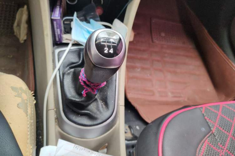 Used Hyundai Verna (older generation) 2014 1.4L Manual Smart GLS Trim Gear Lever