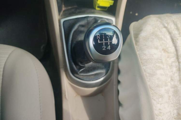 Used Hyundai Verna (older generation) 2014 1.4L Manual Smart GLS Trim Gear Lever