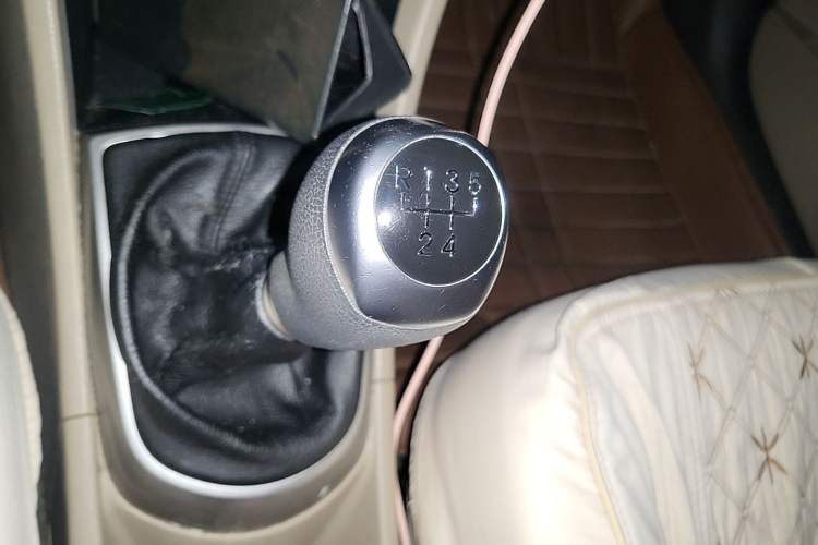 Used Hyundai Verna (older generation) 2014 1.4L Manual Smart GLS Trim Gear Lever