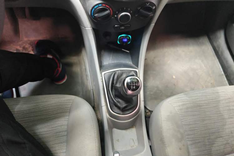 Used Hyundai Verna (older generation) 2014 1.4L Manual Smart GLS Trim Gear Lever