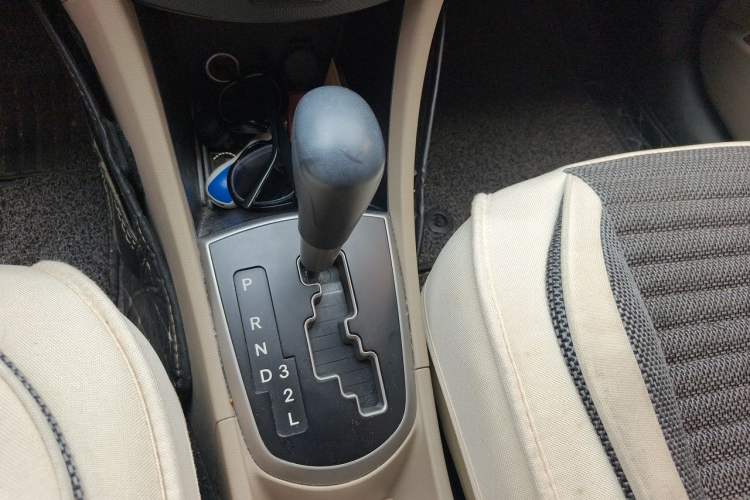 Used Hyundai Verna (older generation) 2014 1.4L Automatic Smart GLS Gear Lever