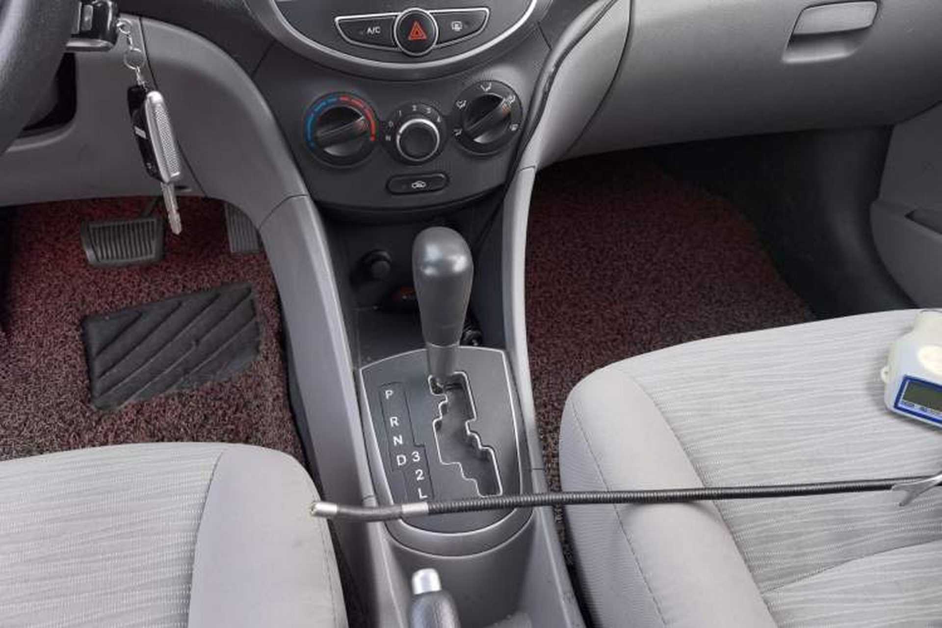 Used Hyundai Verna (older generation) 2014 1.4L Automatic Fashion GS Model Gear Lever