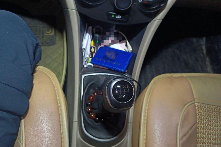 Used Hyundai Verna (older generation) 2014 1.4L Manual Smart GLS Trim Gear Lever