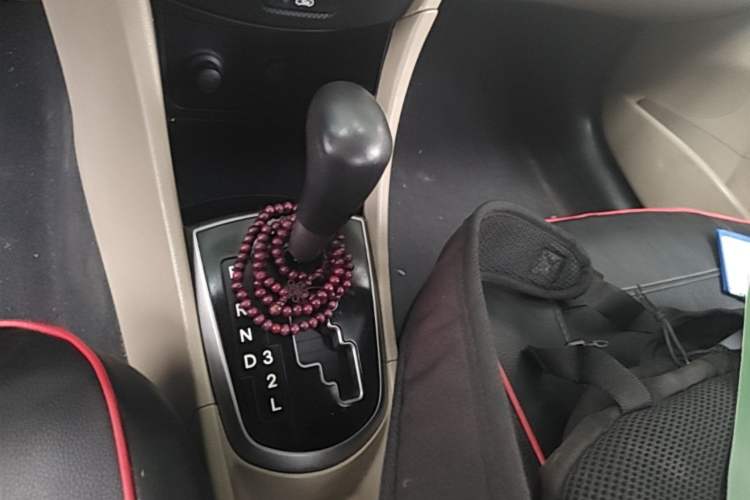 Used Hyundai Verna (older generation) 2014 1.4L Automatic Smart GLS Gear Lever