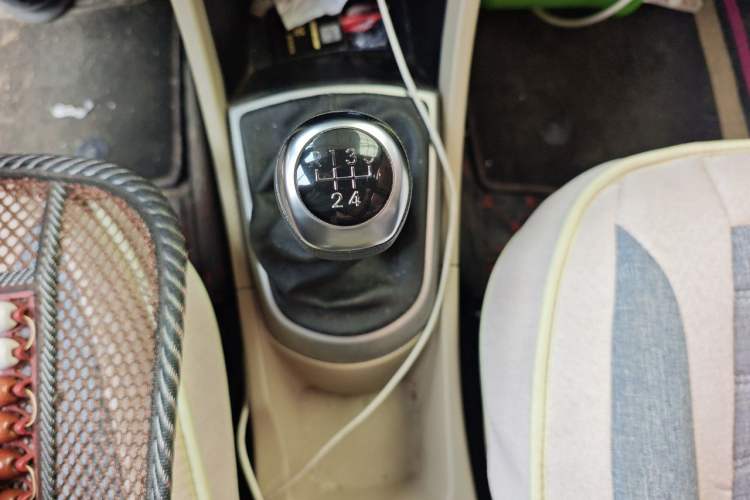 Used Hyundai Verna (older generation) 2014 1.4L Manual Smart GLS Trim Gear Lever
