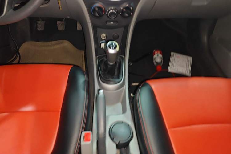 Used Hyundai Verna (older generation) 2014 1.4L Manual Smart GLS Trim Gear Lever