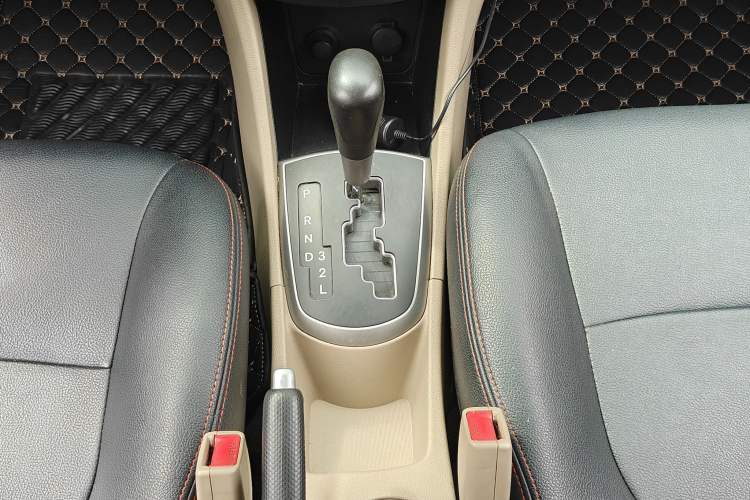 Used Hyundai Verna (older generation) 2014 1.4L Automatic Smart GLS Gear Lever