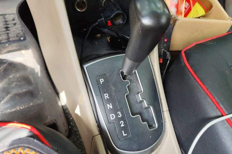 Used Hyundai Verna (older generation) 2014 1.4L Automatic Smart GLS Gear Lever