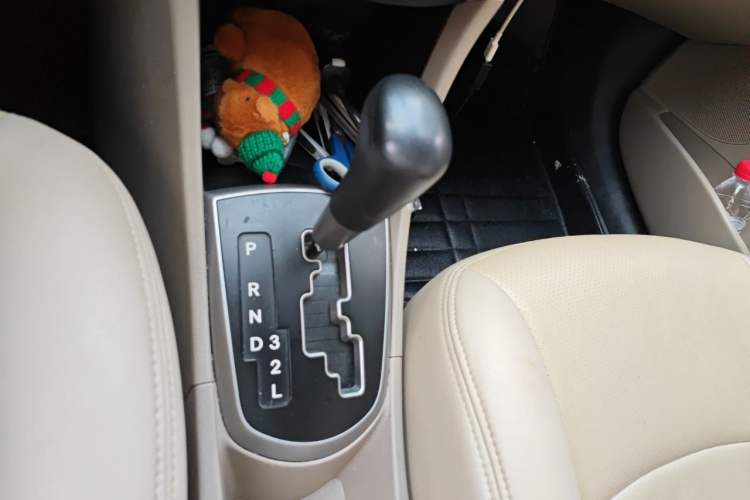 Used Hyundai Verna (older generation) 2014 1.4L Automatic Smart GLS Gear Lever