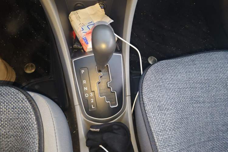 Used Hyundai Verna (older generation) 2014 1.4L Automatic Leading-Edge GLX Gear Lever