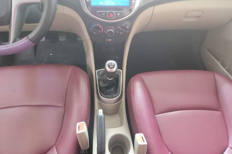 Used Hyundai Verna (older generation) 2014 1.4L Manual Smart GLS Trim Gear Lever