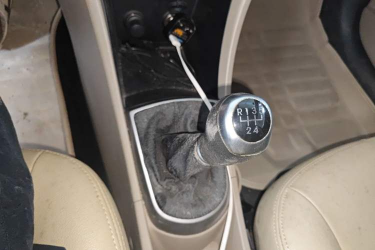 Used Hyundai Verna (older generation) 2014 1.4L Manual Smart GLS Trim Gear Lever