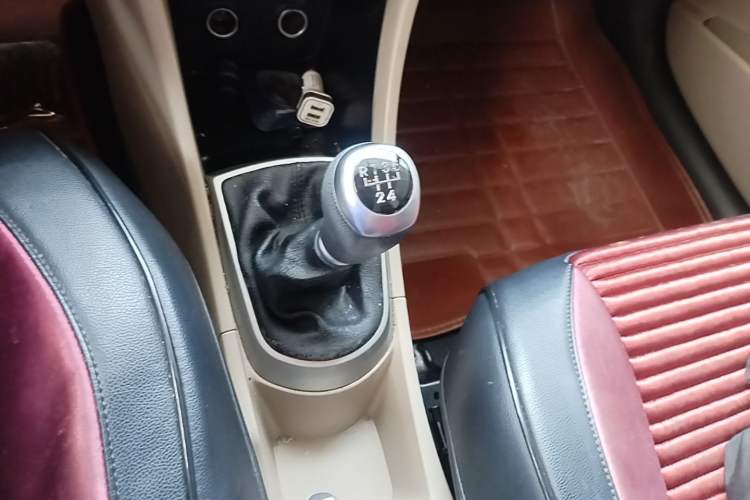 Used Hyundai Verna (older generation) 2014 1.4L Manual Smart GLS Trim Gear Lever