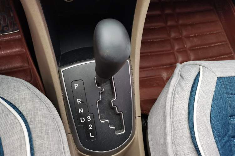 Used Hyundai Verna (older generation) 2014 1.4L Automatic Leading-Edge GLX Gear Lever