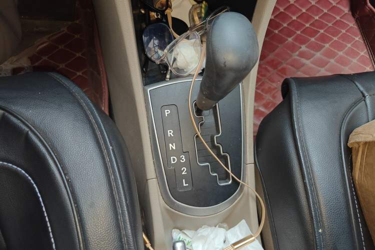 Used Hyundai Verna (older generation) 2014 1.4L Automatic Leading-Edge GLX Gear Lever