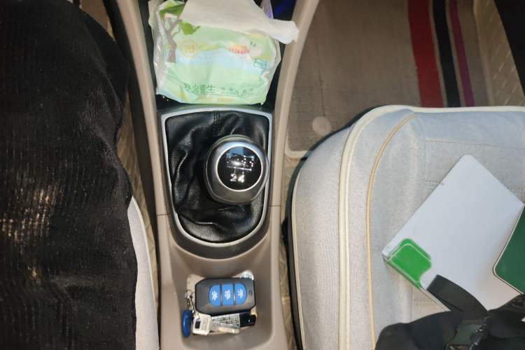 Used Hyundai Verna (older generation) 2014 1.4L Manual Smart GLS Trim Gear Lever