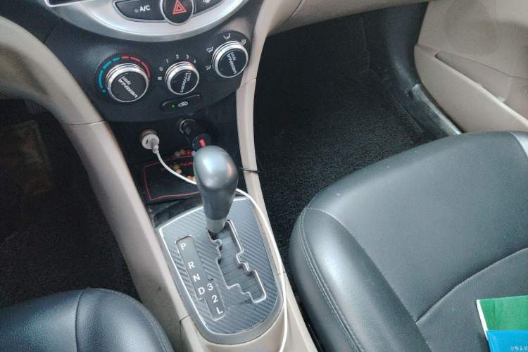 Used Hyundai Verna (older generation) 2014 1.4L Automatic Smart GLS Gear Lever
