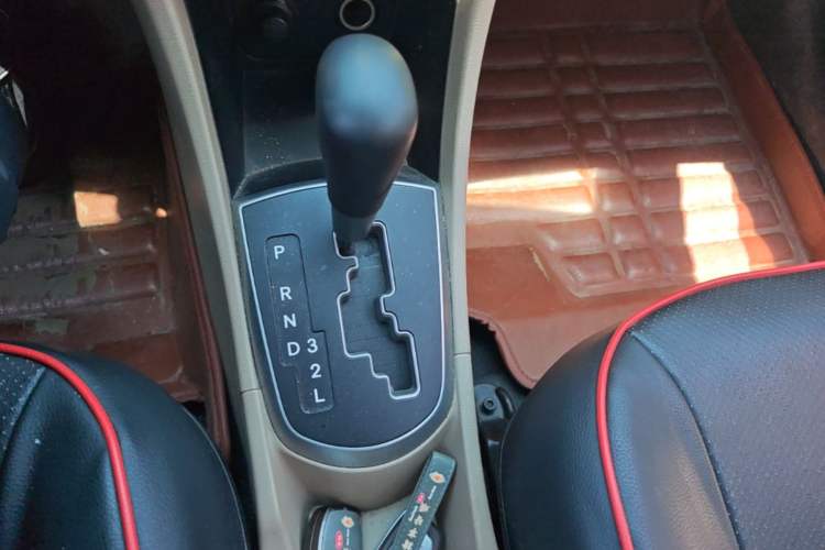 Used Hyundai Verna (older generation) 2014 1.4L Automatic Leading-Edge GLX Gear Lever