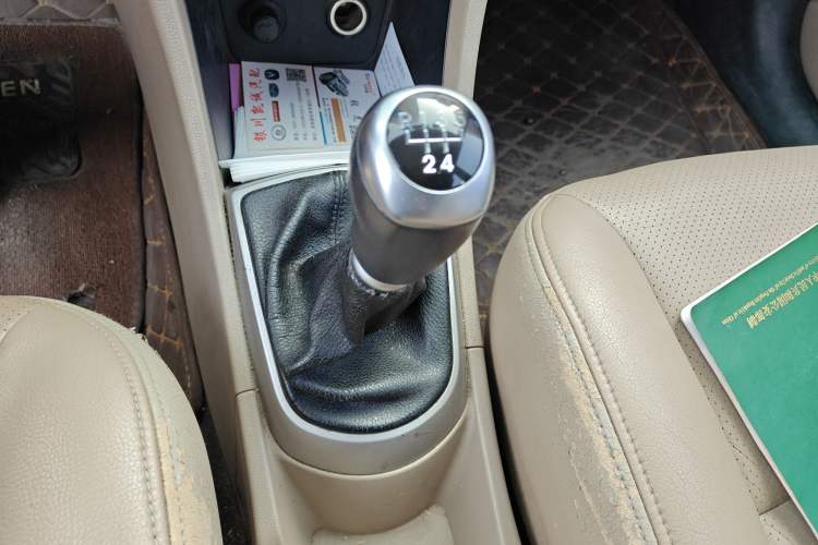 Used Hyundai Verna (older generation) 2014 1.4L Manual Smart GLS Trim Gear Lever