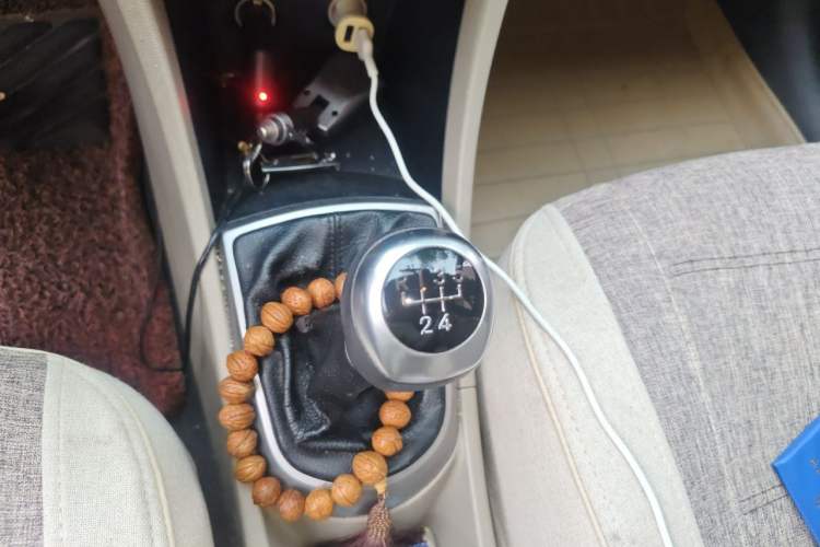 Used Hyundai Verna (older generation) 2014 1.4L Manual Smart GLS Trim Gear Lever