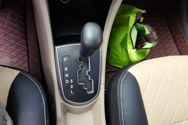 Used Hyundai Verna (older generation) 2014 1.4L Automatic Leading-Edge GLX Gear Lever