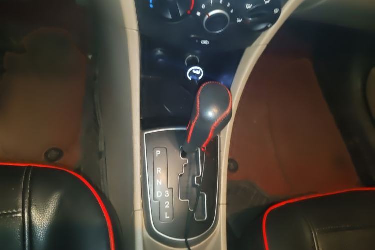 Used Hyundai Verna (older generation) 2014 1.4L Automatic Leading-Edge GLX Gear Lever
