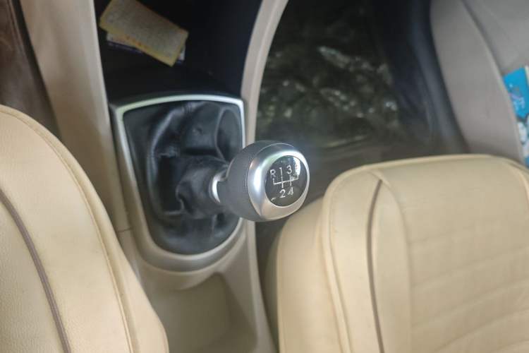 Used Hyundai Verna (older generation) 2014 1.4L Manual Smart GLS Trim Gear Lever