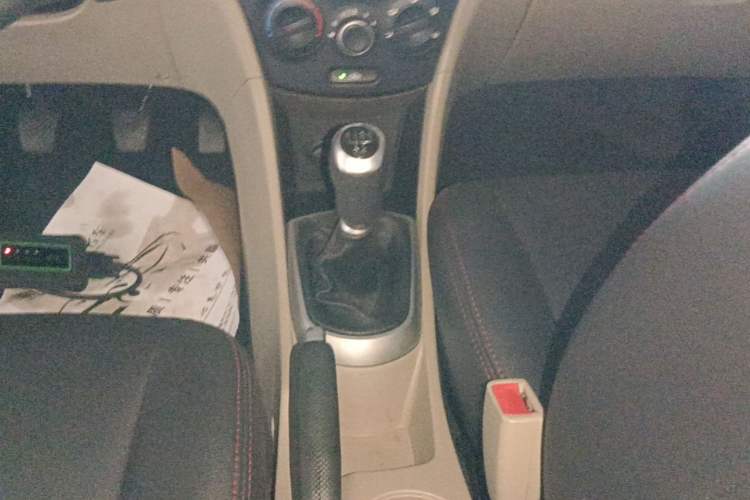 Used Hyundai Verna (older generation) 2014 1.4L Manual Smart GLS Trim Gear Lever