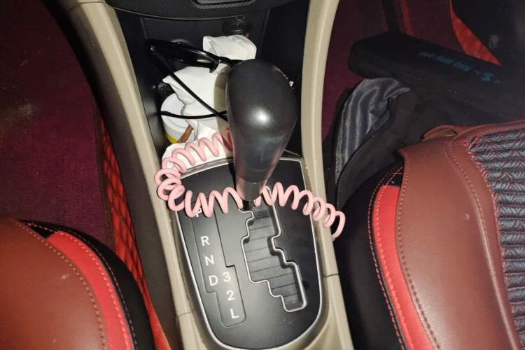 Used Hyundai Verna (older generation) 2014 1.4L Automatic Smart GLS Gear Lever