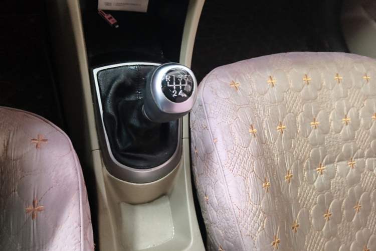 Used Hyundai Verna (older generation) 2014 1.4L Manual Smart GLS Trim Gear Lever
