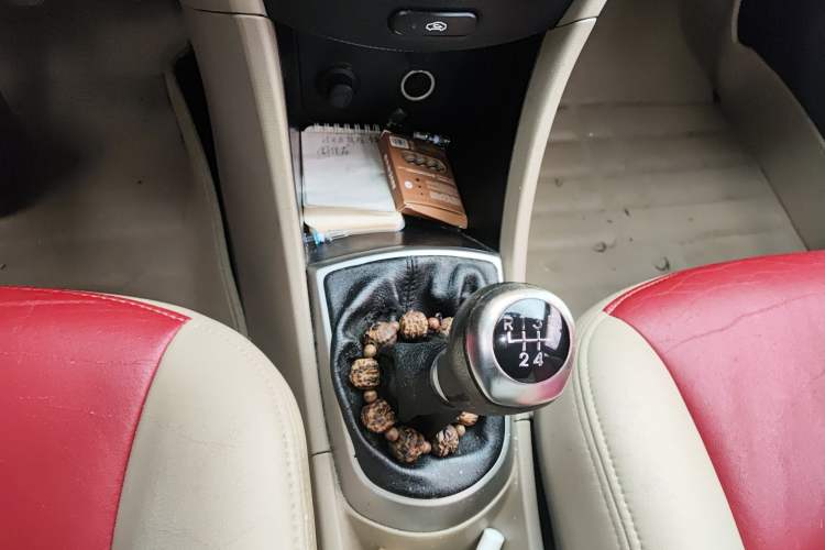 Used Hyundai Verna (older generation) 2014 1.4L Manual Smart GLS Trim Gear Lever