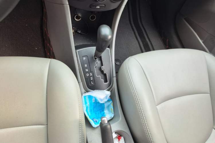 Used Hyundai Verna (older generation) 2014 1.4L Automatic Smart GLS Gear Lever