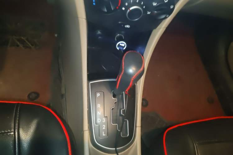 Used Hyundai Verna (older generation) 2014 1.4L Automatic Leading-Edge GLX Gear Lever