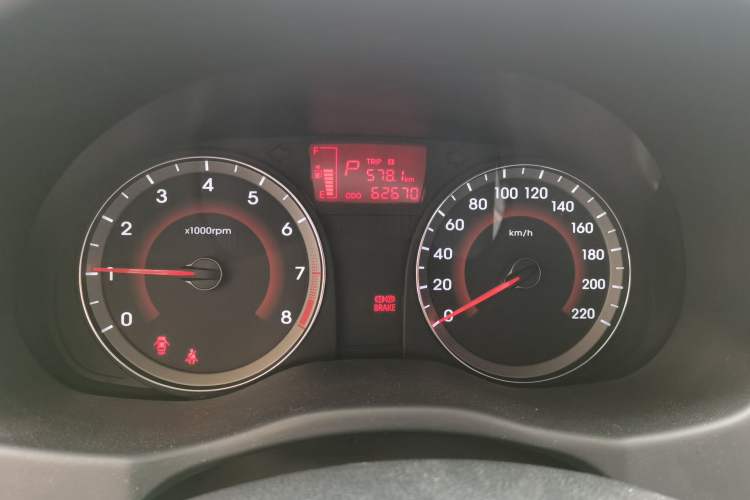 Used Hyundai Verna (older generation) 2014 1.4L Automatic Leading-Edge GLX Instrument Cluster