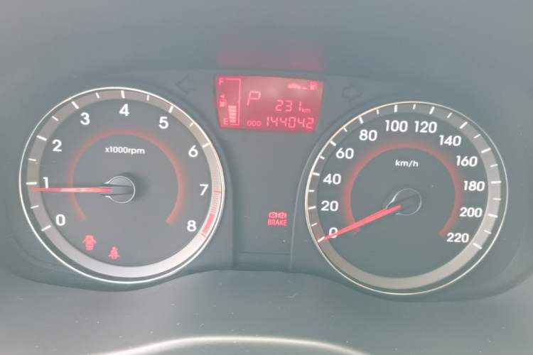 Used Hyundai Verna (older generation) 2014 1.4L Automatic Leading-Edge GLX Instrument Cluster