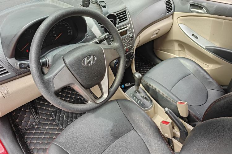 Used Hyundai Verna (older generation) 2014 1.4L Automatic Smart GLS Interior 10