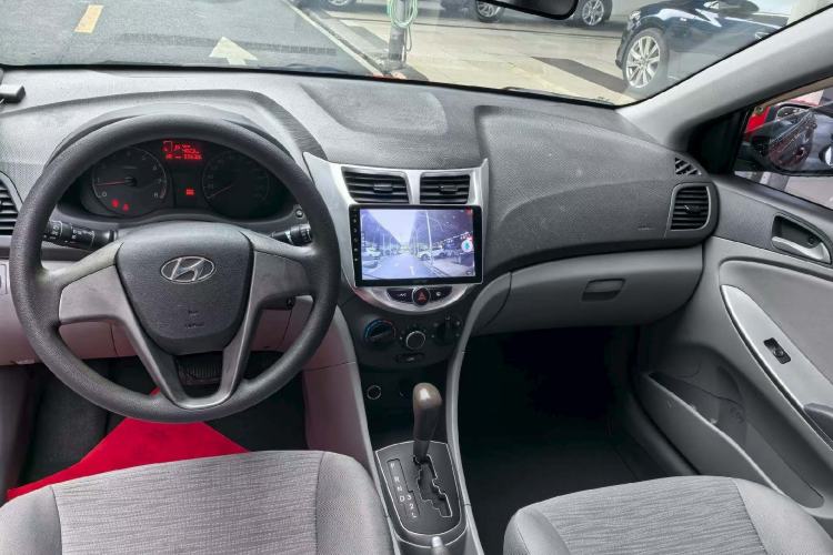 Used Hyundai Verna (older generation) 2014 1.4L Automatic Smart GLS Interior 2