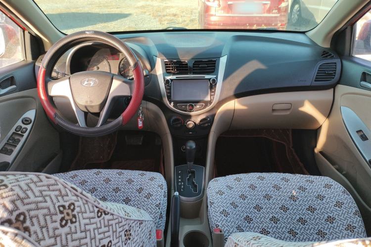 Used Hyundai Verna (older generation) 2014 1.4L Automatic Smart GLS Interior 2