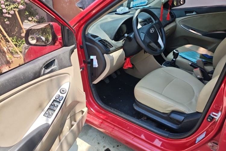 Used Hyundai Verna (older generation) 2014 1.4L Manual Smart GLS Trim Interior 3