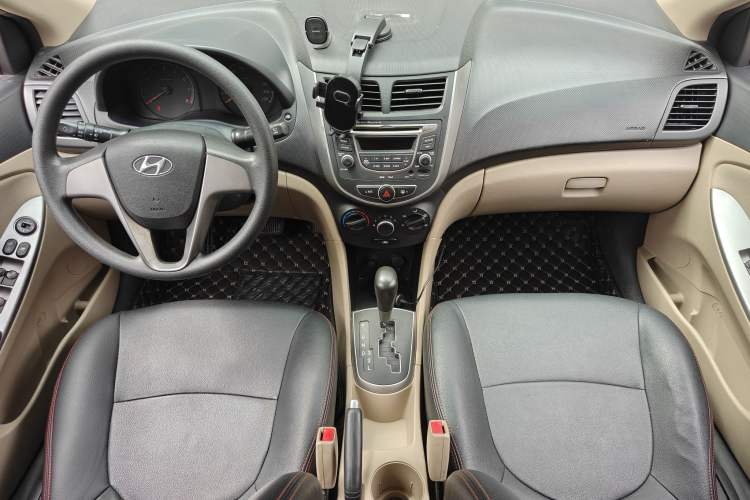 Used Hyundai Verna (older generation) 2014 1.4L Automatic Smart GLS Interior 3