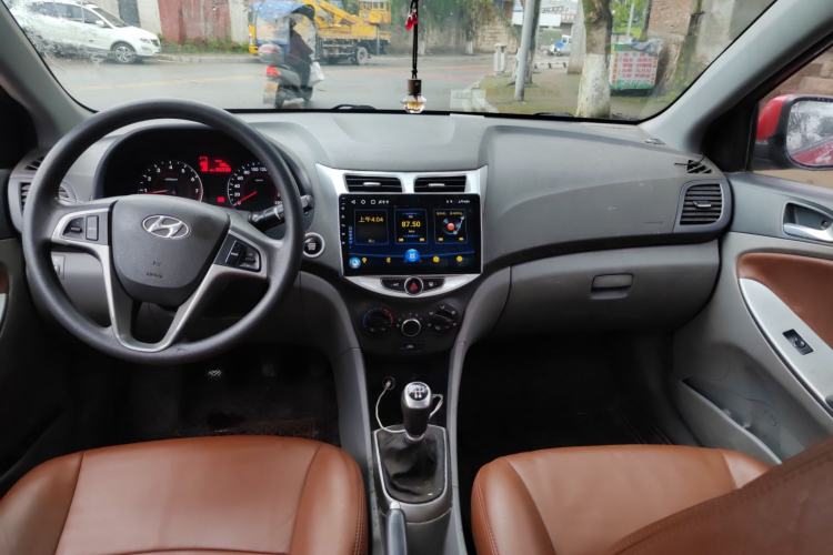 Used Hyundai Verna (older generation) 2014 1.4L Manual Top-Tier Model TOP Interior 3