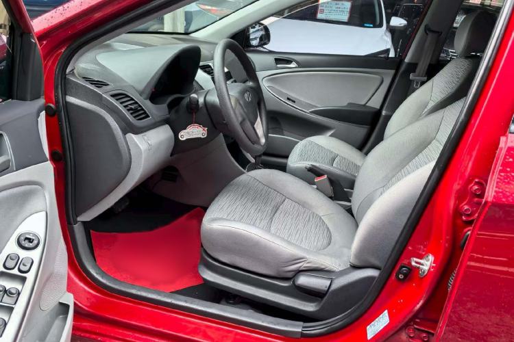 Used Hyundai Verna (older generation) 2014 1.4L Automatic Smart GLS Interior 4