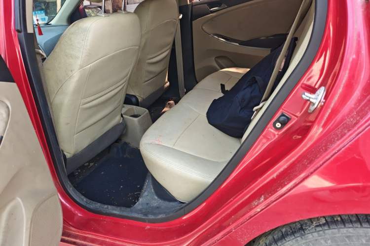 Used Hyundai Verna (older generation) 2014 1.4L Manual Smart GLS Trim Interior 4