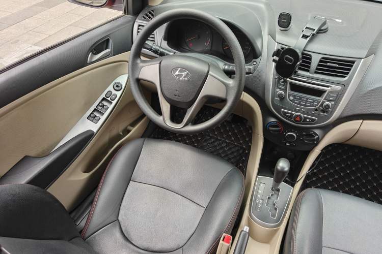 Used Hyundai Verna (older generation) 2014 1.4L Automatic Smart GLS Interior 4