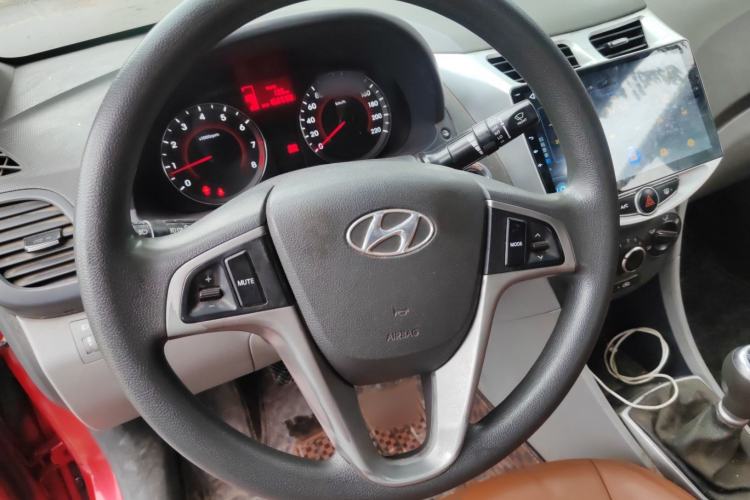 Used Hyundai Verna (older generation) 2014 1.4L Manual Top-Tier Model TOP Interior 4