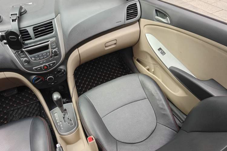 Used Hyundai Verna (older generation) 2014 1.4L Automatic Smart GLS Interior 5